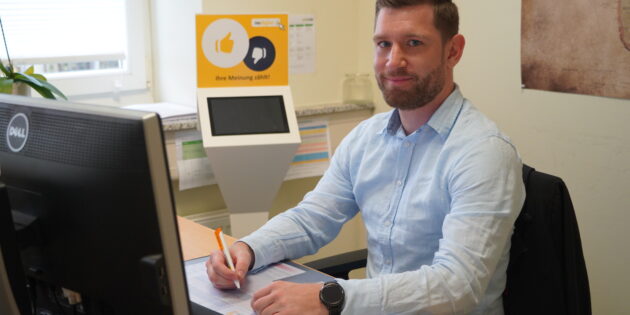 Lars Haußer, der 2023 sein BASS-Studium abgeschlossen hat, an seinem Arbeitsplatz bei Neue Wege Kreis Bergstraße – Kommunales Jobcenter. Foto: oh