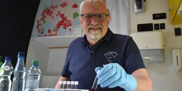 Harald Guelzow analysiert eine Brunnenwasserprobe. Foto: Matthias Ahlbrecht