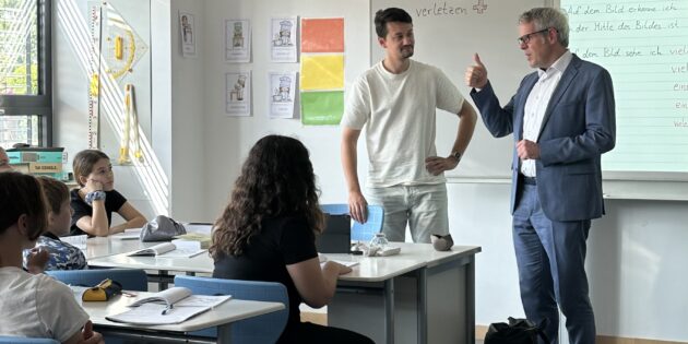 Landrat Christian Engelhardt und die Betriebsleiter des Eigenbetriebs Schule und Gebäudewirtschaft, Johannes Kühn und Simon Menden, konnten sich von dem großen Engagement der Schulleiterin, Stephanie Dekker und ihres Vertreters, Marc Wohlfahrt sowie des Kollegiums beim Schulbesuch an der EKS in Bürstadt persönlich überzeugen. Foto: oh