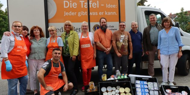 Gemeinsame Freude - Spender und Tafel-Team mit einem Teil der gerade angelieferten Sachspenden der Evangelischen Kirchengemeinde in Neuschloß. Foto: Hannelore Nowacki