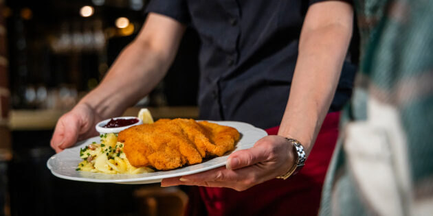 Immer schön auf dem Teppich bleiben – auch bei den Schnitzel-Preisen: Von jedem „Schnitzel-Euro“ will der Staat demnächst 19 Cent „mitessen“ – 12 Cent Umsatzsteuer mehr als heute. Foto: NGG/Alireza Khalili 