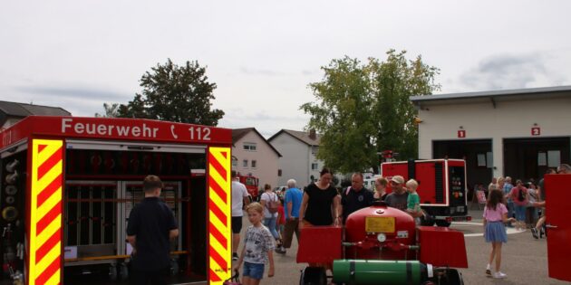 Für Kinder und Erwachsene waren die ausgestellten Feuerwehrfahrzeuge eine Attraktion. Foto: Hannelore Nowacki