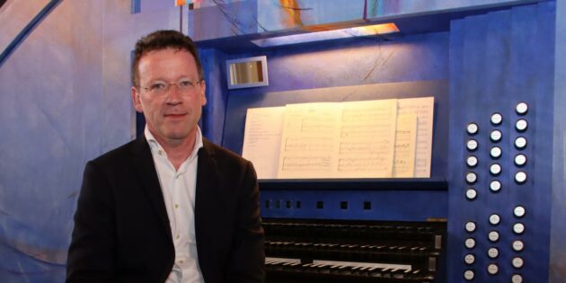 Würzburger Domorganist Stefan Schmidt macht die „Große Blaue“ zum Friedensengel