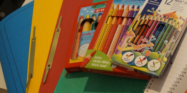 In Schreibwarenläden sind Schnellhefter aus Pappe und Buntstifte erhältlich. Schulhefte auf Umweltpapier für alle Klassenstufen findet man u.a. auch in der Drogerie Rossmann.  Foto: oh