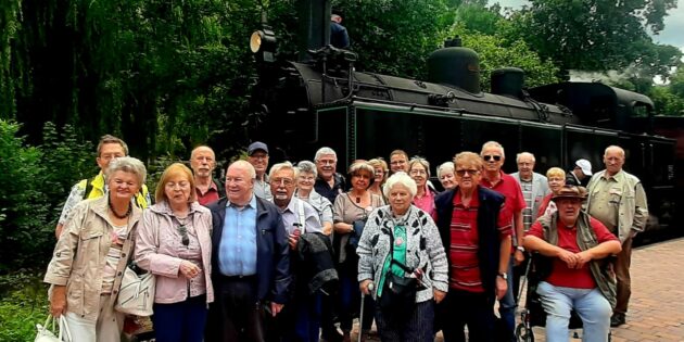 Die Reisenden der AG 60+ der SPD-Lampertheim vor der Dampflok des Museumszuges "Kukucksbähnel" in Elmstein. Foto: oh
