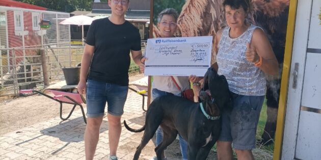 Über eine Spende in Höhe von 500 Euro der Theatergruppe „Die Krautstorze” aus Hofheim, durfte sich Carry Lerch für den Gnadenhof mit seinen Tieren freuen. Foto: oh