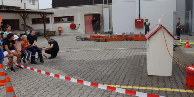 „Wasser marsch!” hieß es im Rahmen der Ferienspiele Lampertheim bei der Freiwilligen Feuerwehr. Foto: Benjamin Kloos