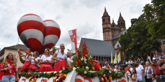 Der Festumzug zog am vergangenen Sonntag wieder Tausende entlang der Wegstrecke in den Bann.  Foto: Florian Helfert