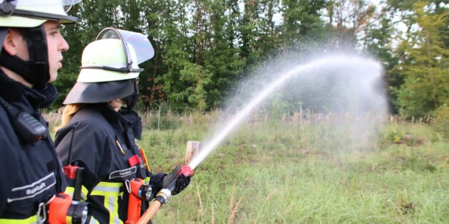 Das Übungsszenario ging von einem Waldbrand aus. Mit weitem und breitem Wasserstrahl bekamen die jungen Bäumchen einiges an Wasser, ein günstiger Nebeneffekt der Löschübung. Foto: Hannelore Nowacki