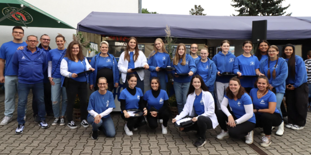Ganz schnell für ein Gruppenfoto war noch Zeit, doch dann rief auch schon die Arbeit am Grill, an der Bar und zu sonstigen Aufgaben. Jeweils 100 gut gelaunte HCV-Helfer waren an den beiden Tagen zum Wohle ihrer Gäste im Einsatz. Foto: Hannelore Nowacki