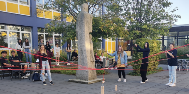Das Sportfest rundete die Einführungstage der Elisabeth-Selbert-Schule ab und bildet eine gute Grundlage für Schüler und Lehrkräfte, sich in einem lockeren Rahmen kennenzulernen und den Teamgeist zu stärken. Foto: Jutta Eschelbach
