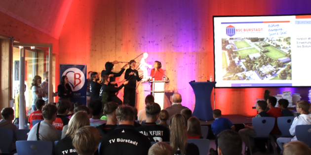 Unterhaltsamer Beginn der Jugend-Sportlerehrung mit dem kleinen Dundu und Moderatorin Yvonne Hotz. Foto: Hannelore Nowacki