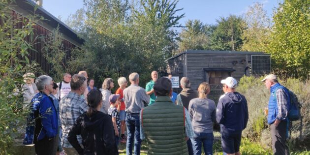 Die Amphibien-Retter im Kreis Bergstraße zeigen eindrucksvoll, was durch Zusammenarbeit, Engagement und die Leidenschaft für den Naturschutz erreicht werden kann. Erfreuen konnte man sich beim Fest auch eines Vortrags von Klaus Hennemann zum Thema „Bau von „Insektenhotels“ (Wildbienenhotel). Foto: Michael Kärchner