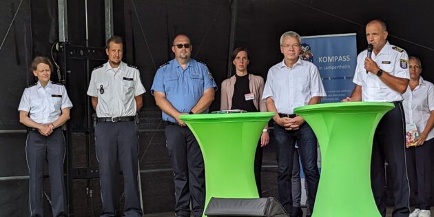 Polizeipräsident Björn Gutzeit überreicht am Sonntag beim Präventionstag im Lampertheimer Freibad an Bürgermeister Gottfried Störmer die Teilnahmeurkunde für das Gewaltpräventionsprogramm „Gewalt-Sehen-Helfen“.  Foto: Polizeipräsidium Südhessen