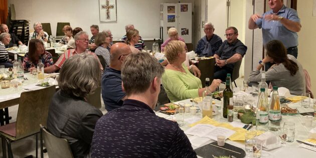Die Teilnehmer erfuhren Interessantes und Lustiges zu den verschiedenen Rebsorten. Foto: Förderverein zum Erhalt der Kirche (Christa Rupp)