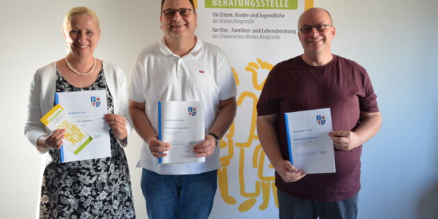 Die Erste Kreisbeigeordnete Diana Stolz, der Leiter des Bergsträßer Jugendamtes Kai Kuhnert und Frank Occhionero, Leiter der Beratungsstelle für Eltern, Kinder und Jugendliche (von links) in Lampertheim stellten den Jahresbericht 2022 gemeinsam vor.  Foto: oh