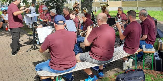 Nicht ohne Zugabe endete das Konzert der Rohrheimer Blasmusik anlässlich des 25-jährigen Jubiläums der Palliativ- und Hospiz-Initiative im Ried in der Lindenallee.  Foto: oh