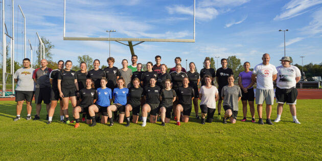 Mit Spaß und Engagement bei der Sache waren die die Fußball-Frauen des SC Olympia Lorsch beim Besuch in Bürstadt. Foto: Manfred Hill/Bürstadt Redskins