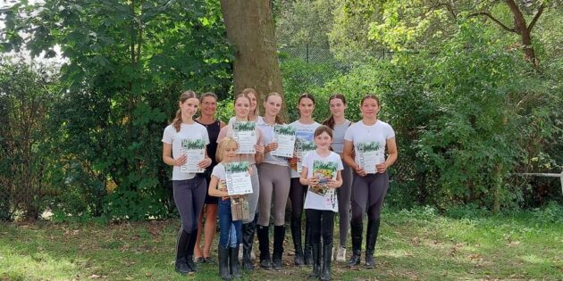Der Reitabzeichenlehrgang, in den Sommerferien im Reit- und Fahrverein Lampertheim abgehalten, wurde von allen Sportlerinnen gemeistert. Foto: oh