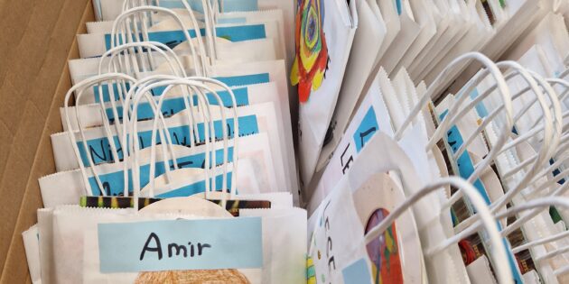 Über eine Tüte voller Überraschungen durften sich die Erstklässler der Astrid-Lindgren-Schule freuen. Die Kooperation der Grundschule und der Buchhandlung Lesezeit in Bobstadt macht es Dank dem Leseförderungsprojekt möglich. Foto: oh