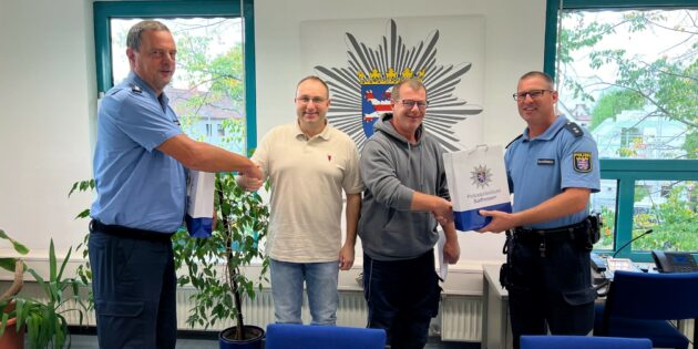 Die Polizei bedankt sich für einen couragierten Einsatz: Polizeihauptkommissar Peter Rüddenklau, die beiden Ersthelfer und Polizeioberkommissar Ralph Bansemer (von links). Foto: Polizei Lampertheim-Viernheim