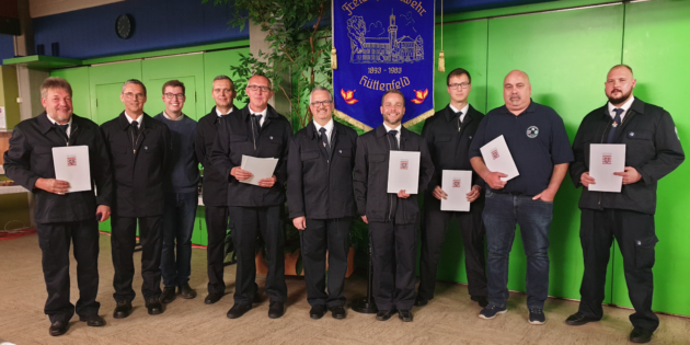Für langjährige Vereinsmitgliedschaft und aktiven Dienst sowie besondere Verdienste wurden beim Familien- und Ehrenabend des Feuerwehrvereins Lampertheim-Hüttenfeld die Auszeichnungen verliehen. Foto: Nadine Schütz