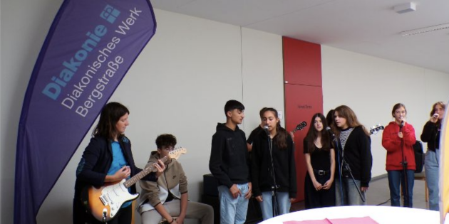 Von links: Petra Wagner, Schüler und Schülerinnen der Intensivklasse B. Foto: KM