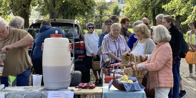 Ein Aufwand, der sich lohnte! Der Arbeitskreis Bauernmarkt konnte mit Unterstützung der Gemeinde wieder eine erfolgreiche Kelteraktion durchführen.  Foto: oh