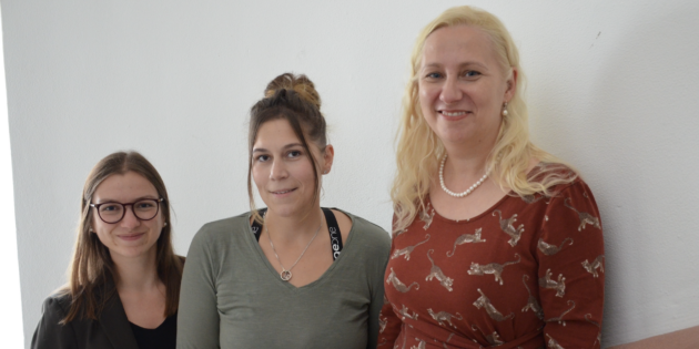 Die Erste Kreisbeigeordnete und Gesundheitsdezernentin Diana Stolz (rechts) sowie die Fachbereichsleiterin Gesundheitsversorgung Jennifer Jarke (links) begrüßen die neue PauLa für die NORIE-Gemeinden (Netzwerk Ortsnahe Versorgung Ried) Michaela Weber.  Foto: oh