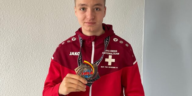 Nach dem Belgischen Juniorenmeistertitel IFMA 2022, Vize Junioren Deutscher Meister WMFC 2023, Vize Junioren Meister Muay Thai ISKA 2023, Junioren Meister Muay Thai ISKA 2023 folgte nun der Vize-Junioren WM-Titel ISKA in Muay Thai. Die Medaille hat Felix Koch auch beim Termin imm TiP dabei.  Foto: Steffen Heumann