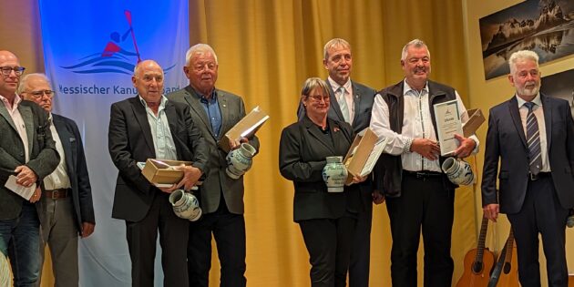 Peter Horstfeld, 4. von links, zählte beim Festakt des Hessischen Kanuverbandes in Wiesbaden zu den Geehrten.  Foto: oh