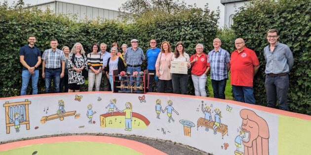 Gemeinsam Großes für alle Sinne geschafft haben Künstler, Musikschule, Sponsoren und die Lebenshilfe in Lampertheim bei der Ergänzung des Gartens der Sinne durch Klangelemente.  Foto: oh
