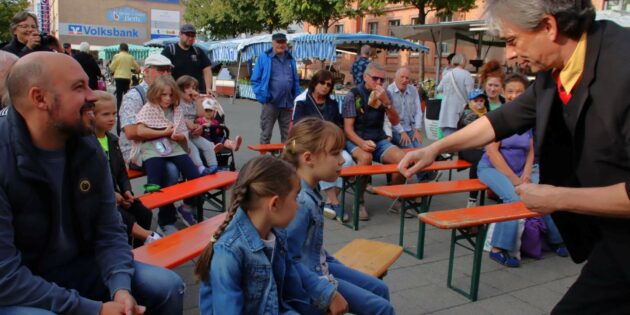 In der Reihe „Kultur auf dem Wochenmarkt“ stand am letzten Samstag die Zauberkunst des Lampertheimer Zauberers Torsten Rau für Erwachsene und Kinder auf dem Programm. Foto: Hannelore Nowacki