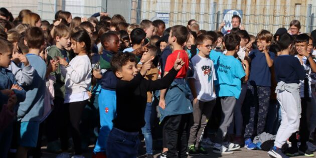 Zum Richtfest führten die Schülerinnen und Schüler der Schillerschule ihr fröhliches Schullied auf. Foto: Hannelore Nowacki