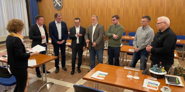 Am Freitag übergab Pfarrerin Sophia Schäfer 591 Unterschriften gegen den kommunal geplanten Verkauf der Alten Schule im Stadtteil Rosengarten. Eine erfolgreiche Aktion, wie die Pfarrerin betonte, „die auch die Bedeutung und die Verbundenheit einer großen Anzahl an Bürgern deutlich zum Ausdruck bringt“.  Foto: Steffen Heumann