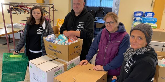 Das Helferteam von „HelpingHands“/„Rudis Netzwerk“ legt im Jugendheim Mariä Verkündigung letzte Hand an. Sachspenden werden anderen Organisationen zur Verfügung gestellt, Regale abgebaut und Kisten verpackt, bis eine neue Anlaufstelle gefunden ist.  Foto: Steffen Heumann