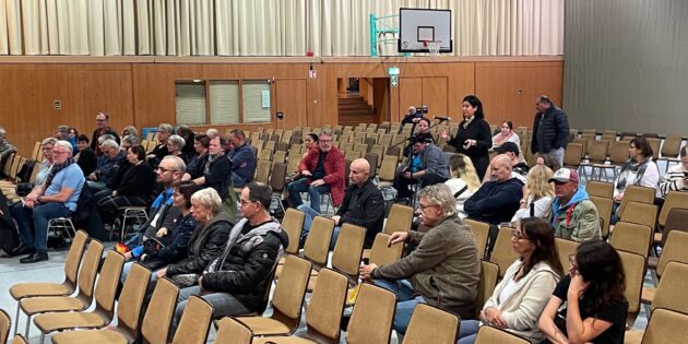 Die Anwohner der Industriestraße und Umgebung konnten am Montagabend in der Hans-Pfeiffer-Halle Informationen aus erster Hand über die geplante Unterkunft für Geflüchtete einholen. Foto: Steffen Heumann