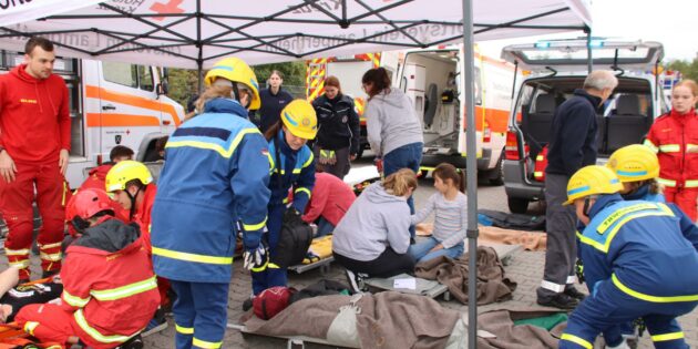 Bei der Verletztensammelstelle war zügige Zusammenarbeit von DRK, DLRG und THW gefragt. Foto: Hannelore Nowacki