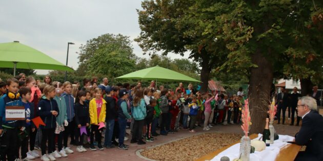 Landrat Christian Engelhardt freute sich über die Liedvorführung der Grundschulkinder.  Foto: Hannelore Nowacki