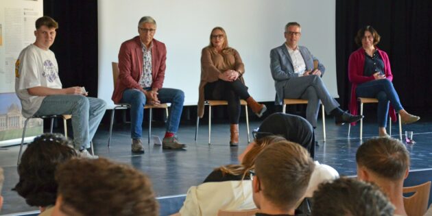 Auf dem Podium diskutierten Landrat Christian Engelhardt (2.v.re.), der Vorsitzende des Kreistages Joachim Kunkel (2.v.li.), die Direktorin der Erich-Kästner-Schule Stephanie Dekker sowie die Lehrerin Sigrid Röhrborn (ganz rechts) unter Moderation des Schülers Nico Stark gemeinsam mit den Schülerinnen und Schülern über die Bedeutung der Wiedervereinigung und der Demokratie.  Foto: oh