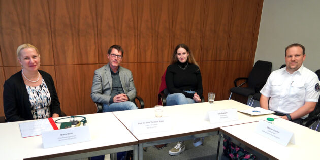 Die Erste Kreisbeigeordnete und Gesundheitsdezernentin Diana Stolz (links) tauschte sich zum Weltschlaganfalltag mit Professor Dr. Timolaos Rizos, Chefarzt und ständiger Vertreter des Ärztlichen Direktors Neurologie am Kreiskrankenhaus (KKH) Bergstraße, Lara Gebhardt, Stroke Nurse am KKH Bergstraße, und Stephan Fischer, stellvertretender Leiter des Fachbereiches Rettungsdienst in der Abteilung Gefahrenabwehr der Kreisverwaltung, aus. Foto: oh
