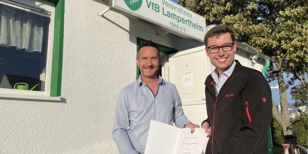 Aus der Hand von Marius Schmidt, Erster Stadtrat, nahm VfB-Vorsitzender Dr. Boris Rothacker (links) im Adam-Günderoth-Stadion den Vereinsförderbescheid entgegen.  Foto: Steffen Heumann