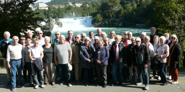 Die Lampertheimer Reisegruppe vor dem Rheinfall in Schaffhausen. Foto: oh