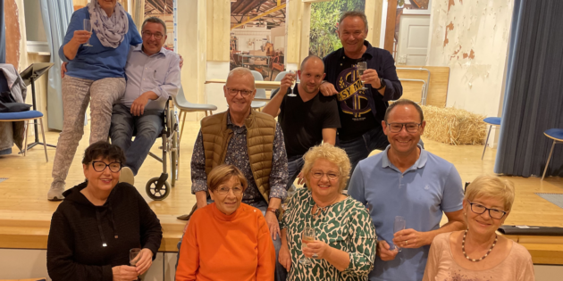 Vorfreude auf die neue Komödie frei nach dem Stück „Ein Hof voller Narren“ von Winnie Abel weckte die Volksbühne Lampertheim bei den Proben am Donnerstagabend vor und auf der Bühne in der Notkirche.  Foto: Steffen Heumann