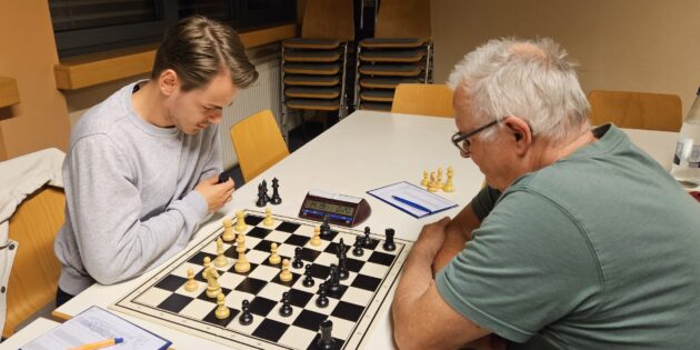 In der dritten Runde  endete die Spitzenpaarung zwischen Tim Putz (links) und Michael Krinke remis.  Foto: oh