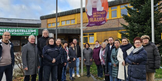 Ein klares und deutliches Zeichen gegen Gewalt an Frauen wurde in Bürstadt symbolisch mit der Fahnenhissung gesetzt, an der sich die Stadt bereits seit 2004 beteiligt.  Foto: oh