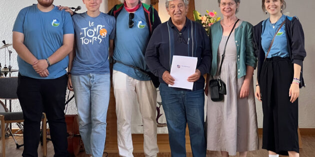 Übergabe des Förderbescheids über 22.500 Euro. Von links: Justin Moll, Peter Paletta (beide Mitglieder der Evangelischen Jugend im Dekanat Bergstraße), Bruno Ehret (Dekanatsjugendreferent), Philipp-Otto Vock (Kreisbeigeordneter), Silke Bienhaus (Dekanin in Stellvertretung) sowie Hannah Ferber (Vorsitzende der Dekanatsjugendvertretung). Foto: Evangelisches Dekanat Bergstraße