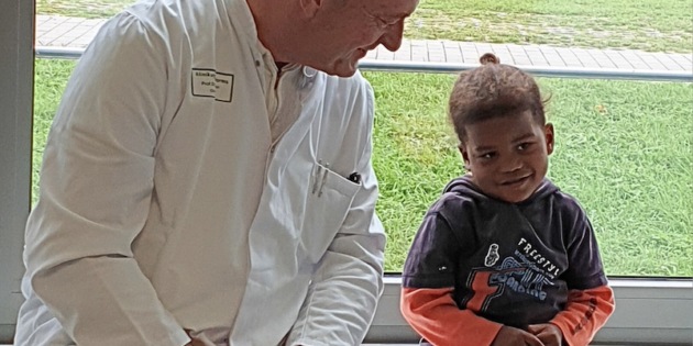 Professor Dr. Jochen Blum mit seinem kleinen Patienten. Foto: Klinikum Worms