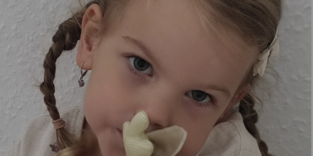 Aleyna hat so viel Freude am Leben, liebt es, die Welt zu entdecken, zu tanzen, zu singen und sich zu verkleiden. Kurz nach ihrem lang ersehnten Start in den Kindergarten und ihrem 4. Geburtstag kam die Diagnose ihrer Krankheit. Ohne passenden Stammzellenspender kann das Mädchen nicht überleben.  Foto: privat