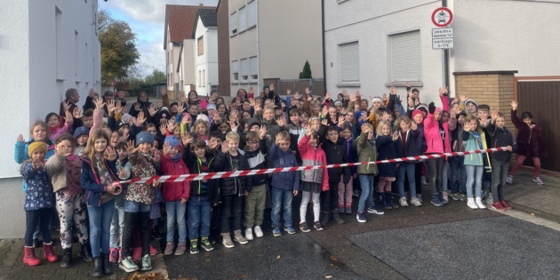Wollen bei ihren Eltern Gehör finden: Die Schüler der Lindenhofschule in Groß-Rohrheim möchten lieber zur Schule laufen oder etwas entfernt aussteigen. Die Presse AG informierte darüber in einem Aufruf. Foto: oh